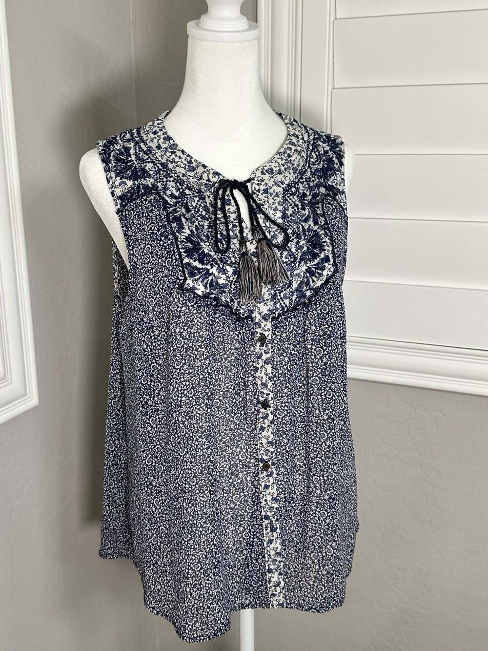 Knox Rose Blue and White Floral Print Sleeveless Top with Tassel Tie Neckline